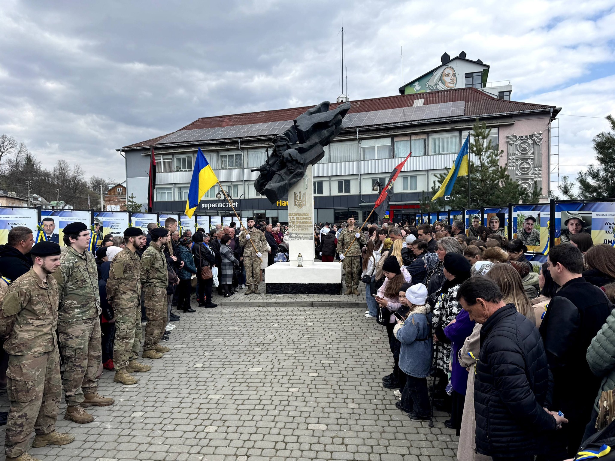 У Косові відкрили Алею віри та надії з портретами полонених і зниклих безвісти захисників